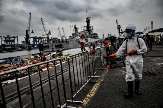 Penyemprotan Disinfektan di Posko Pencarian Sriwijaya Air SJ-182