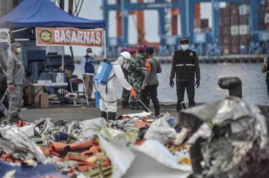 Penyemprotan Disinfektan di Posko Pencarian Sriwijaya Air SJ-182