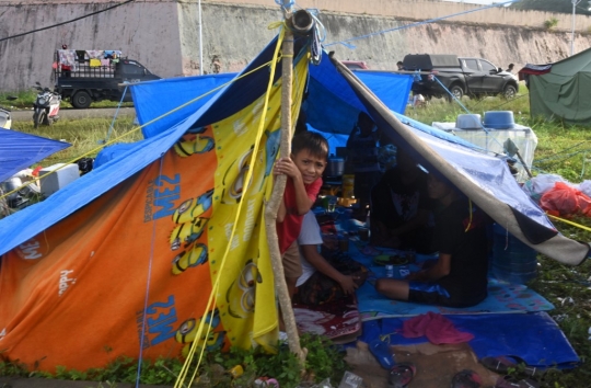 Kondisi Para Korban Gempa Mamuju Tinggal di Tenda-Tenda Darurat