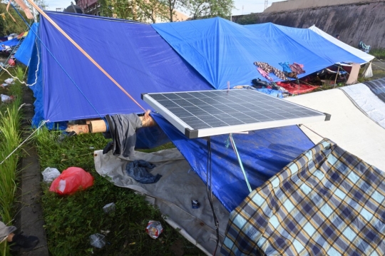 Kondisi Para Korban Gempa Mamuju Tinggal di Tenda-Tenda Darurat