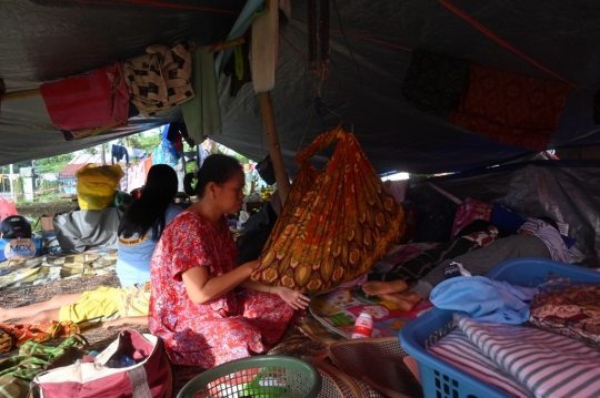 Kondisi Para Korban Gempa Mamuju Tinggal di Tenda-Tenda Darurat