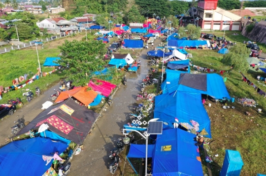 Kondisi Para Korban Gempa Mamuju Tinggal di Tenda-Tenda Darurat