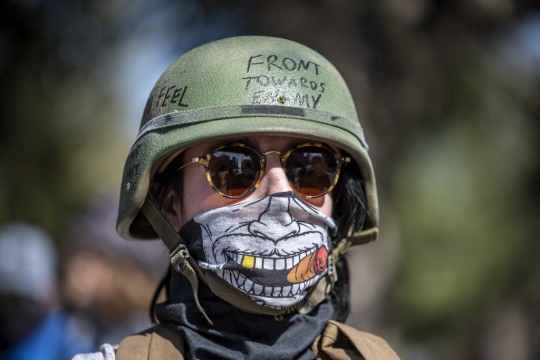 Penampilan Sangar Pendukung Donald Trump Bak Pasukan Militer