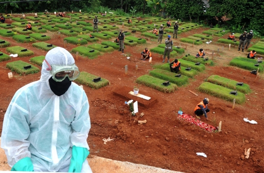 Langgar PSBB, 17 Warga Dihukum Berdoa di Makam Korban Covid-19