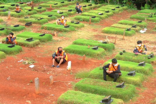 Langgar PSBB, 17 Warga Dihukum Berdoa di Makam Korban Covid-19