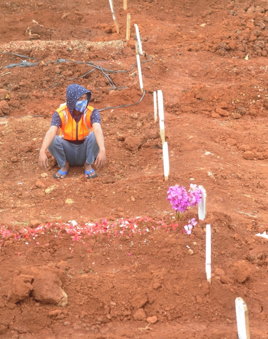 Langgar PSBB, 17 Warga Dihukum Berdoa di Makam Korban Covid-19