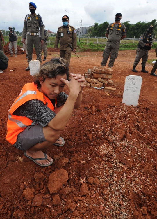 Langgar PSBB, 17 Warga Dihukum Berdoa di Makam Korban Covid-19