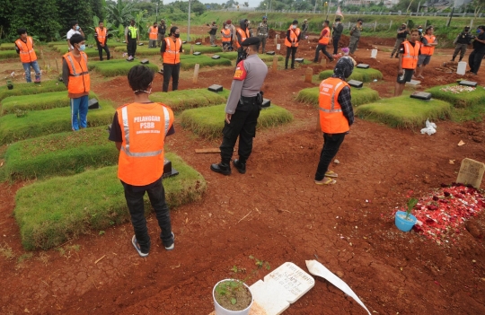 Langgar PSBB, 17 Warga Dihukum Berdoa di Makam Korban Covid-19