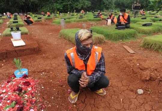 Langgar PSBB, 17 Warga Dihukum Berdoa di Makam Korban Covid-19