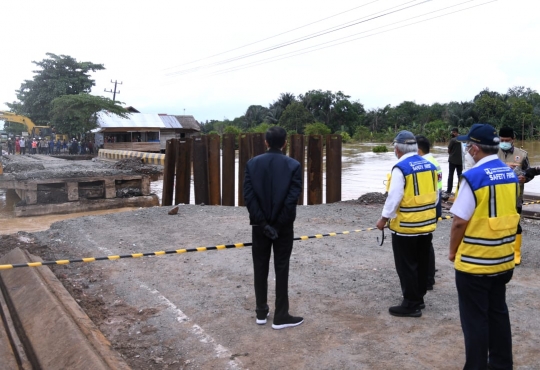 Gaya Jokowi Tinjau Bencana Banjir di Kalimantan Selatan