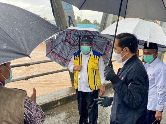 Gaya Jokowi Tinjau Bencana Banjir di Kalimantan Selatan