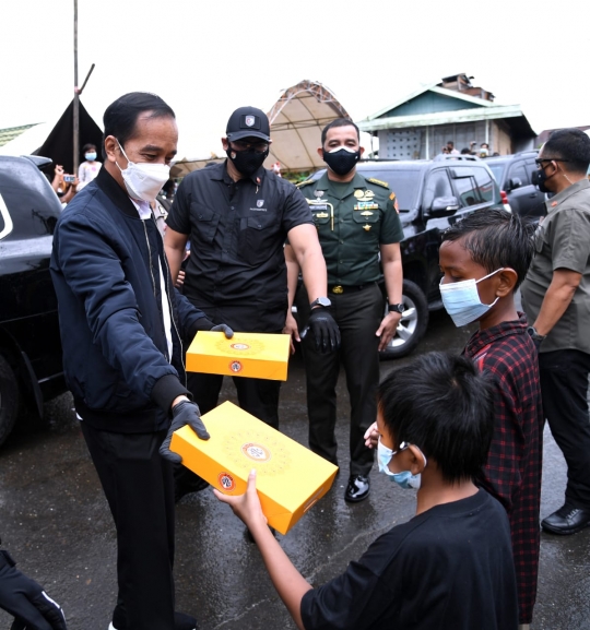 Gaya Jokowi Tinjau Bencana Banjir di Kalimantan Selatan
