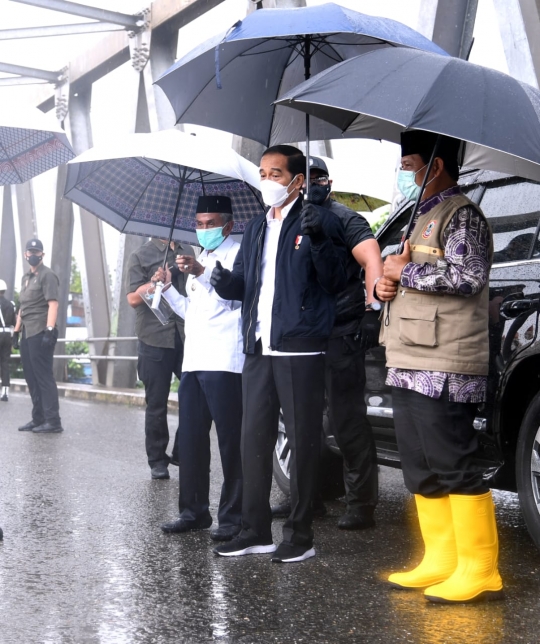 Gaya Jokowi Tinjau Bencana Banjir di Kalimantan Selatan