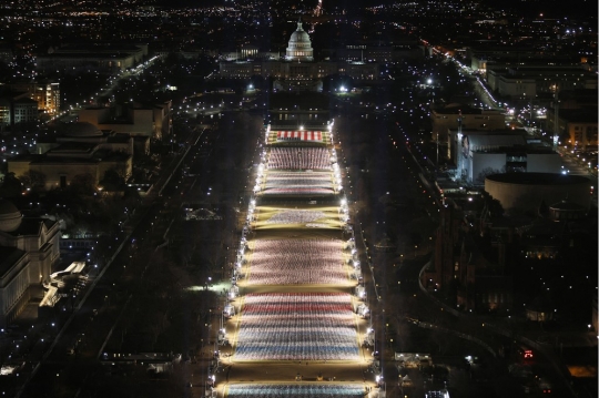 Capitol AS Bermandikan Cahaya Jelang Pelantikan Joe Biden