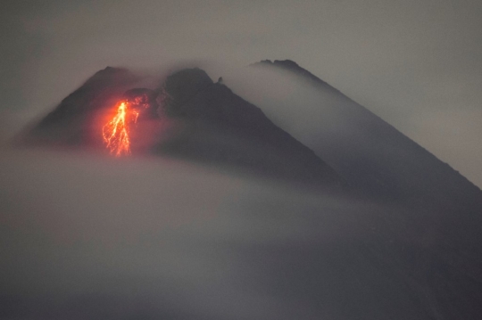 Gunung Merapi Kembali Muntahkan Lahar Sejauh 1,8 Km