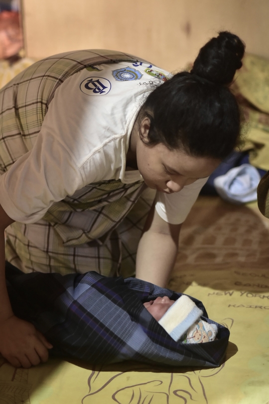 Potret Bayi Berusia Sehari Bertahan di Tenda Pengungsian Gempa Mamuju