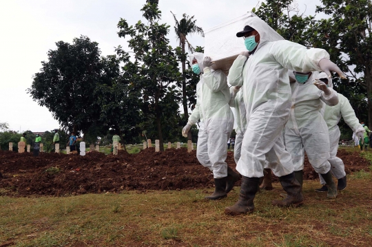 Lebih dari 350 Jenazah Dimakamkan dengan Protokol Covid-19 di TPU Srengseng Sawah