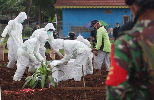 Lebih dari 350 Jenazah Dimakamkan dengan Protokol Covid-19 di TPU Srengseng Sawah