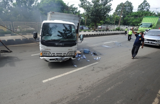 Sopir Mengantuk, Truk Terbalik di Daan Mogot