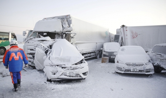 Badai Salju Picu Tabrakan Maut 134 Kendaraan di Jepang