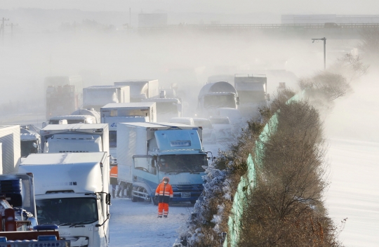 Badai Salju Picu Tabrakan Maut 134 Kendaraan di Jepang