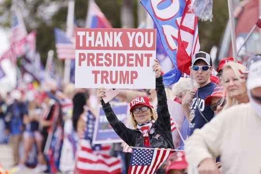 Semringah Donald Trump Disambut Pendukungnya di Florida