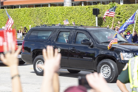 Semringah Donald Trump Disambut Pendukungnya di Florida