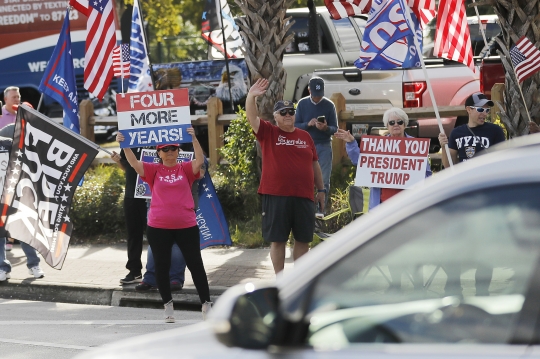 Semringah Donald Trump Disambut Pendukungnya di Florida