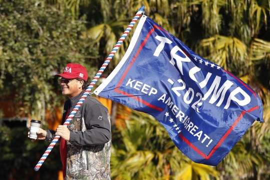 Semringah Donald Trump Disambut Pendukungnya di Florida