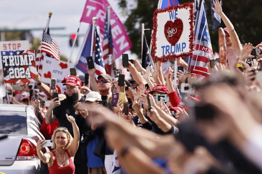 Semringah Donald Trump Disambut Pendukungnya di Florida