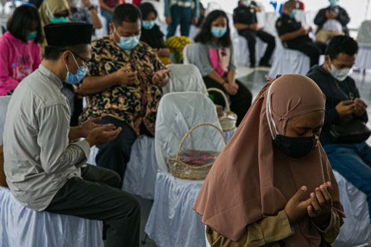 Tangis Keluarga Saat Tabur Bunga di Lokasi Jatuhnya Sriwijaya Air SJ-182