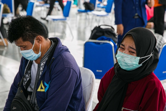 Tangis Keluarga Saat Tabur Bunga di Lokasi Jatuhnya Sriwijaya Air SJ-182