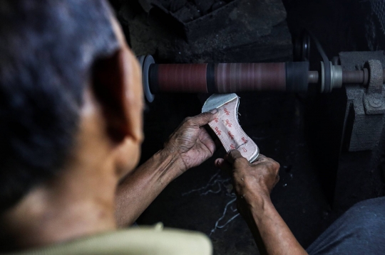 Industri Sepatu Rumahan Bertahan di Tengah Pandemi