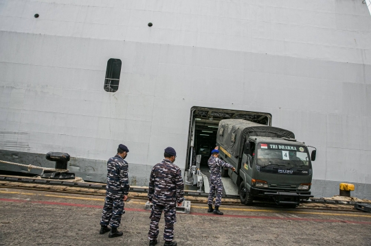 Bantuan 500 Ton untuk Kalsel dan Sulbar Diangkut KRI Banda Aceh