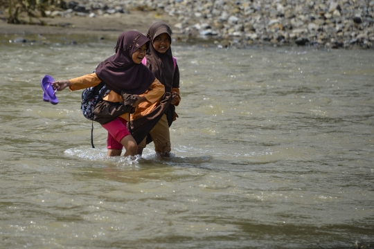 Kisah Anak-Anak di Aceh Seberangi Derasnya Sungai untuk Sekolah