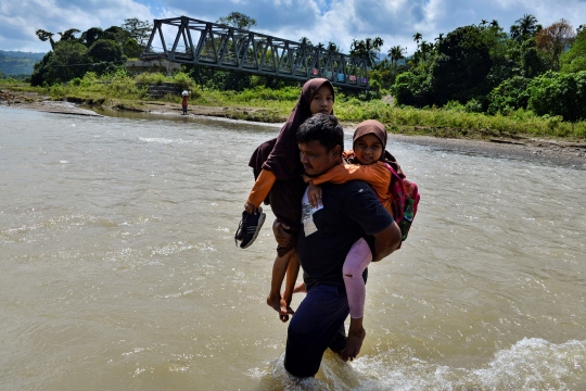 Kisah Anak-Anak di Aceh Seberangi Derasnya Sungai untuk Sekolah