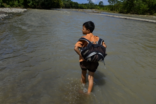 Kisah Anak-Anak di Aceh Seberangi Derasnya Sungai untuk Sekolah