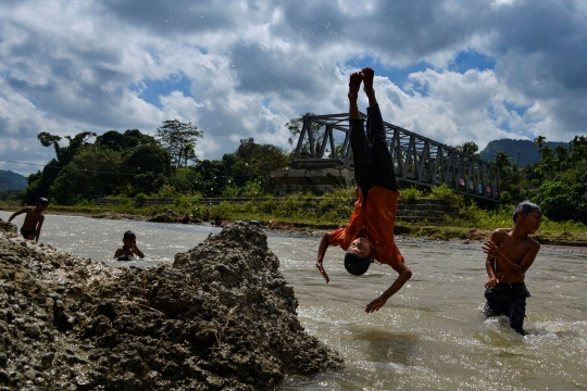 Kisah Anak-Anak di Aceh Seberangi Derasnya Sungai untuk Sekolah