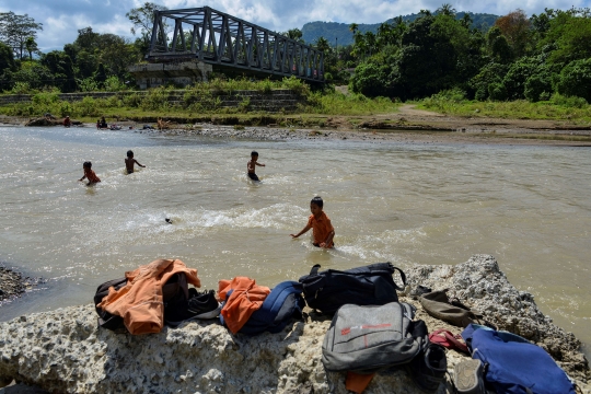 Kisah Anak-Anak di Aceh Seberangi Derasnya Sungai untuk Sekolah