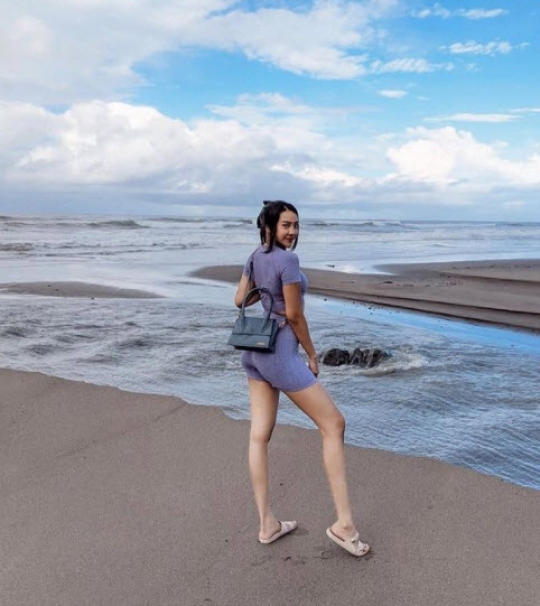 Kumpulan Foto Artis Cantik Indonesia Sedang Liburan di Pantai