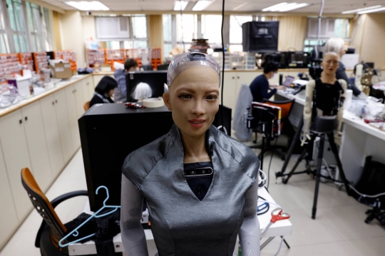 Melihat Pabrik Robot Humanoid di Hong Kong