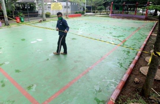 Pita Larangan Penggunaan Fasilitas Taman di Depok