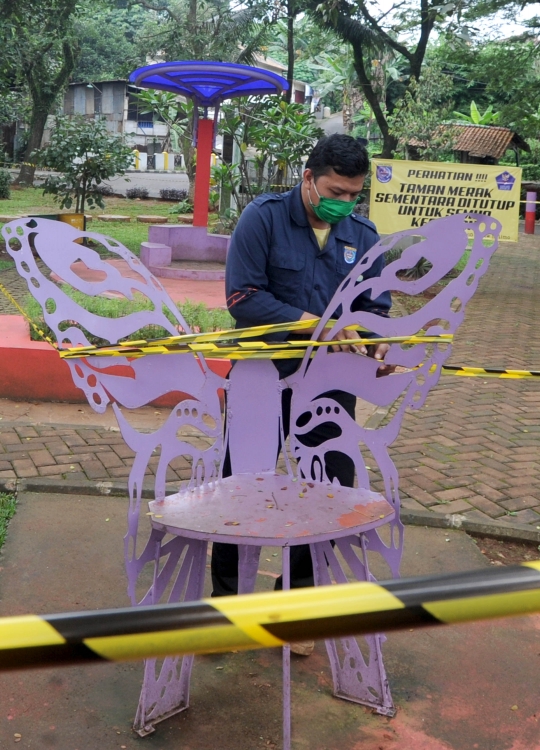 Pita Larangan Penggunaan Fasilitas Taman di Depok