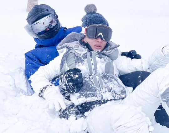 FOTO: Syahrini Terjatuh saat Badai Salju, Reino Loncat Lalu Daratkan Kecupan Sayang