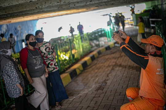 Pembuatan Mural di Kolong Jembatan Pegangsaan