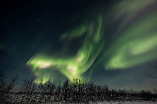 Keindahan Fenomena Angin Matahari di Langit Finlandia
