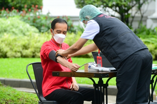 Presiden Jokowi Kembali Disuntik Vaksin Covid-19