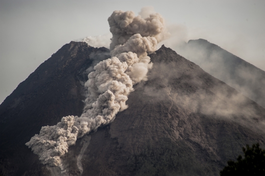 Penampakan Gunung Merapi Erupsi