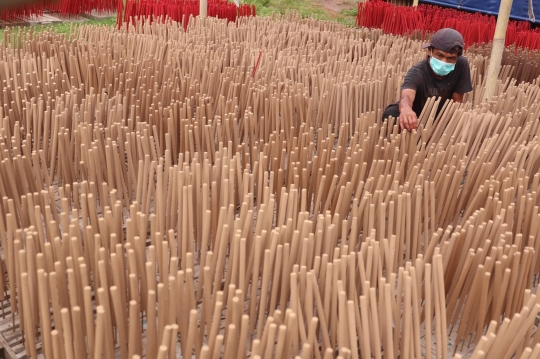 Intip Pembuatan Hio untuk Imlek