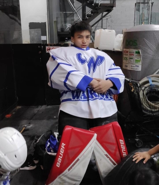 Berusia 15 Tahun, Ini 6 Potret Ganteng Arka Anak Anjasmara yang Jadi Atlet Hoki Es